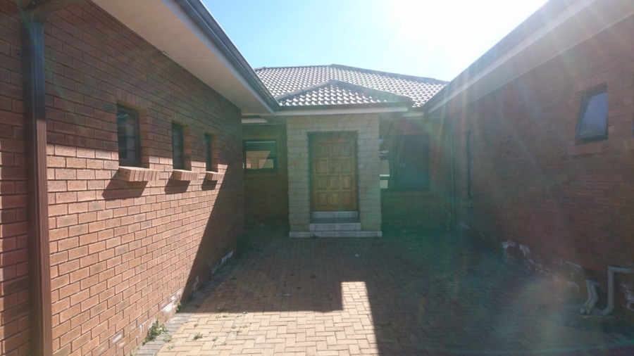 To Let 3 Bedroom Property for Rent in Hillside Free State